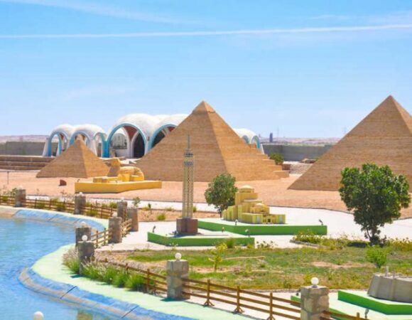 El Gouna: 2 In 1 Trip Dolphin World Show And Mini Egypt Park With Transfers