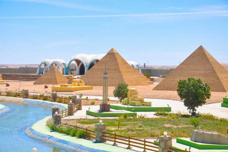 El Gouna: 2 In 1 Trip Dolphin World Show And Mini Egypt Park With Transfers